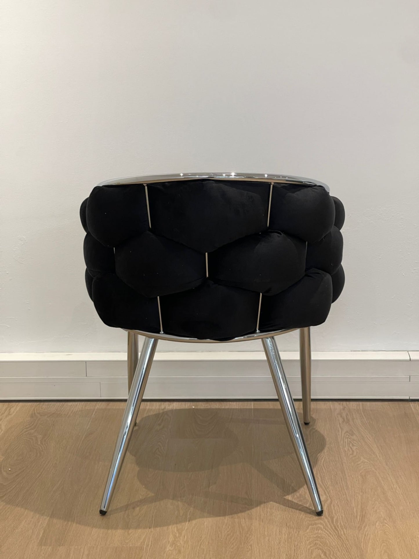 Chaise Ballon en Velours Noir avec Pieds Chromés – Chic et Confort