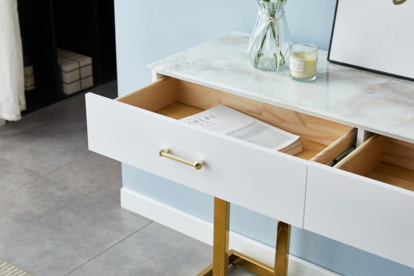Console Lila avec Pieds Dorés – Élégance et Modernité