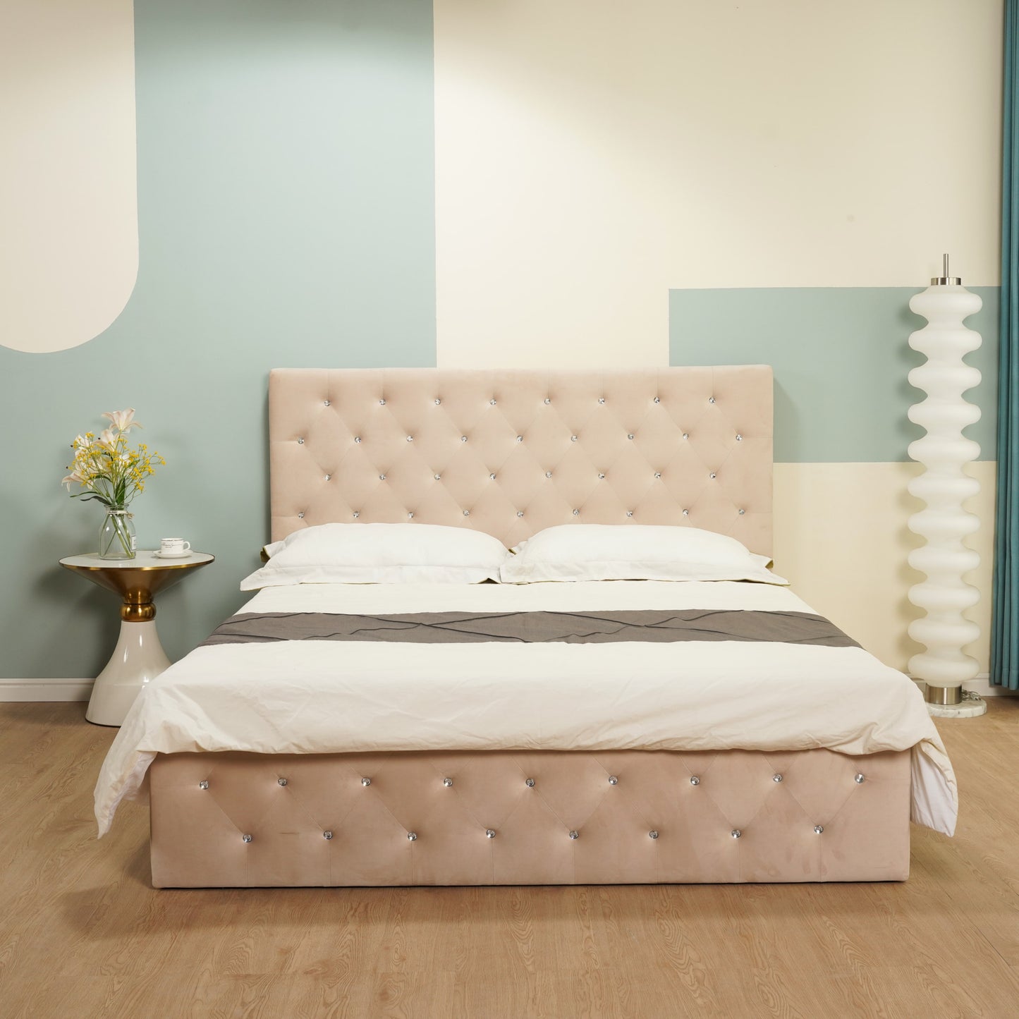 Lit coffre Victoria capitonné avec strass en velours beige 140x190 cm – Chic et rangement malin