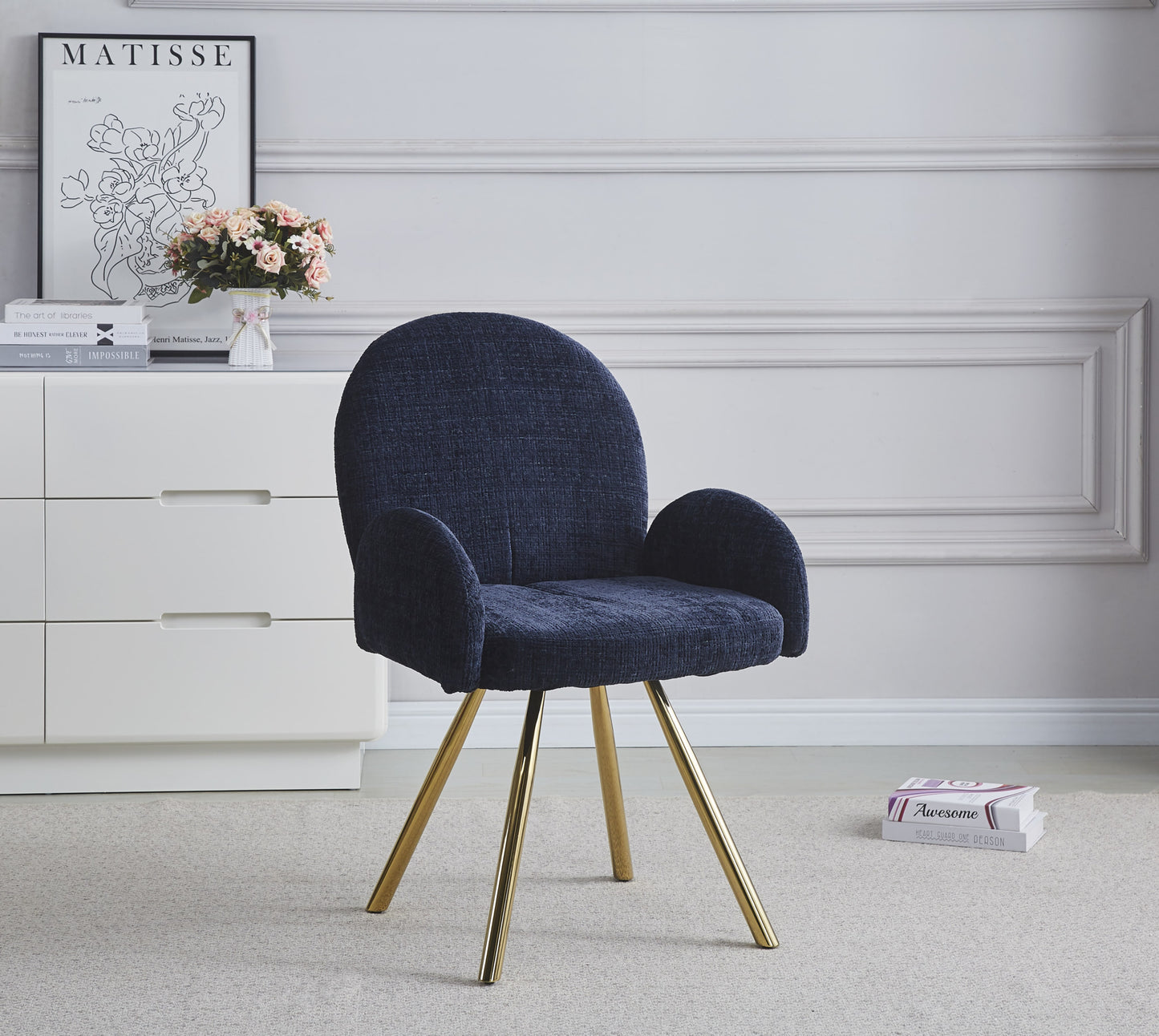 Chaise Mimi avec Accoudoirs et Pieds Dorés – Élégance et Confort