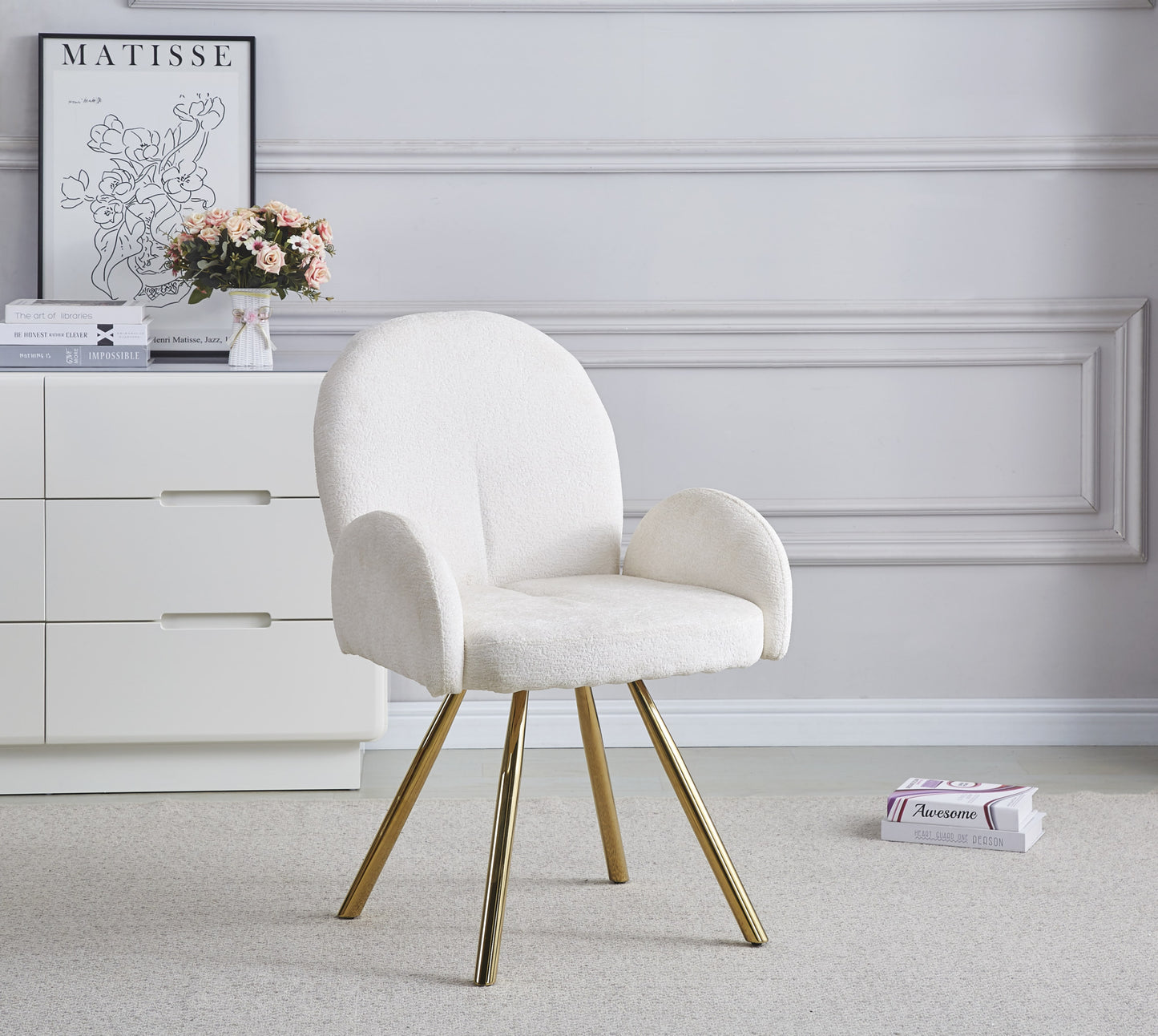 Chaise Mimi avec Accoudoirs et Pieds Dorés – Élégance et Confort