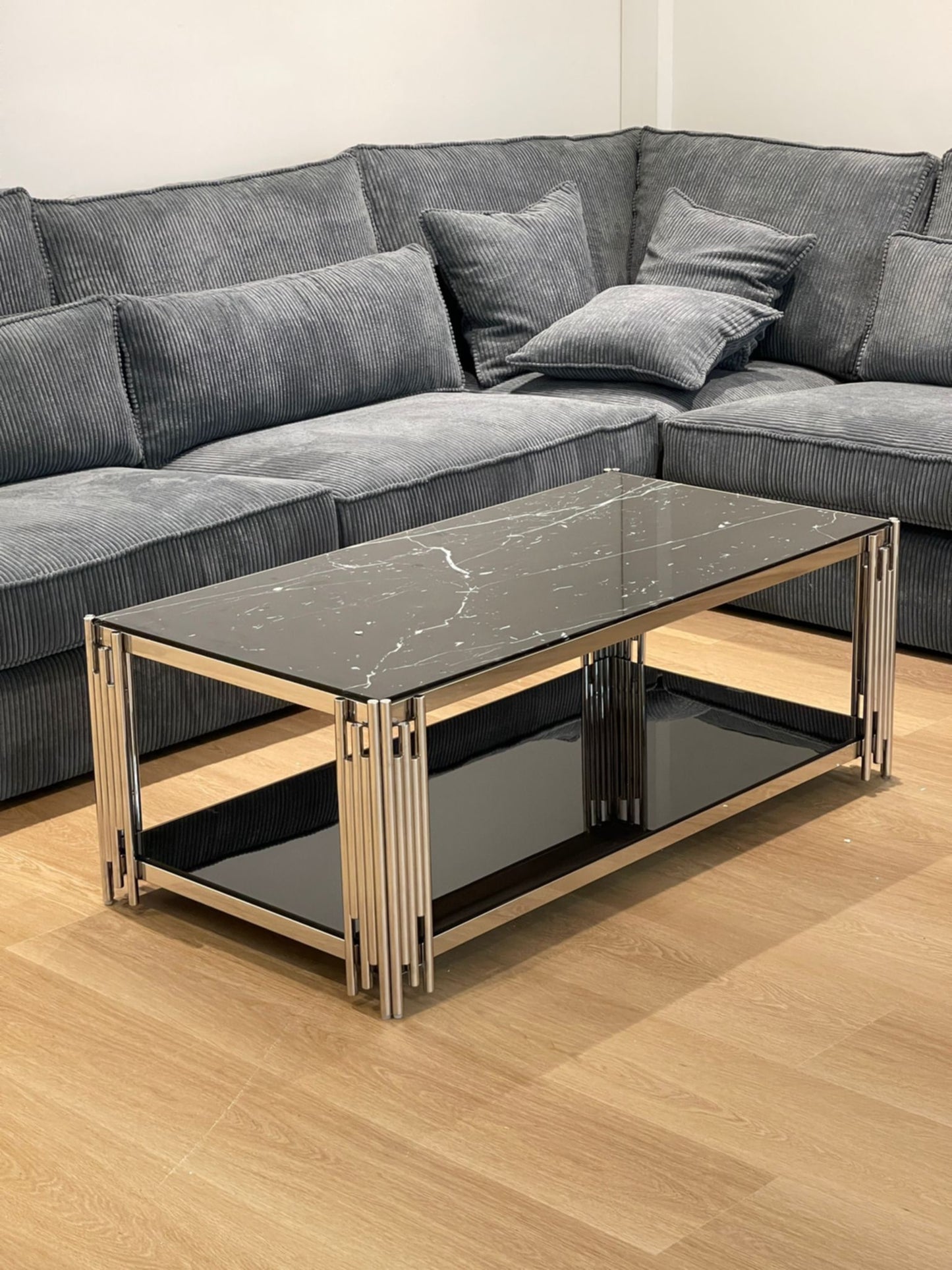 Table Basse Flute – Pieds Chrome & Plateaux Verre Noir et Effet Marbre Noir 120x60x45 cm