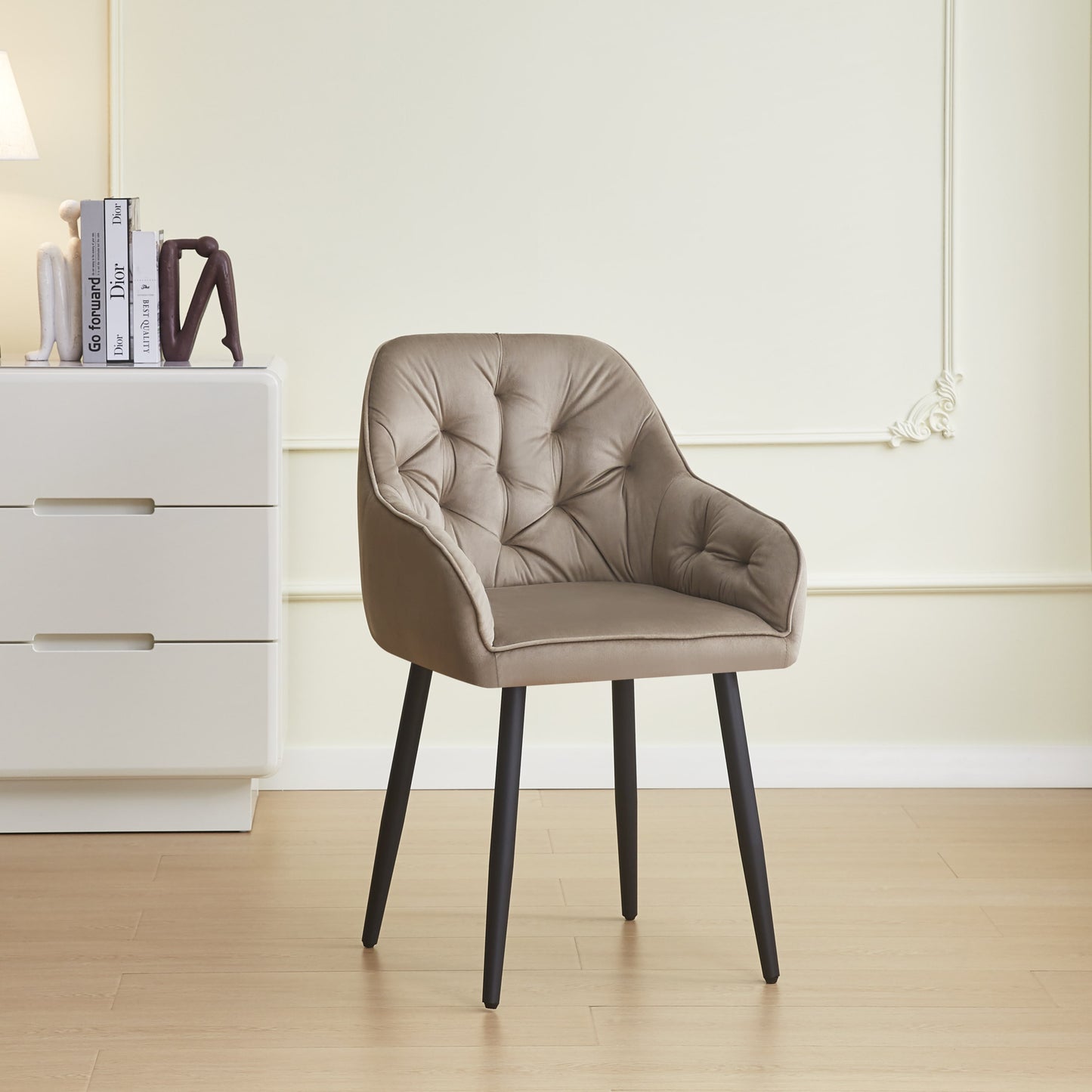 Chaise Jade avec Accoudoirs en Velours et Pieds Métal Noir – Élégance et Confort