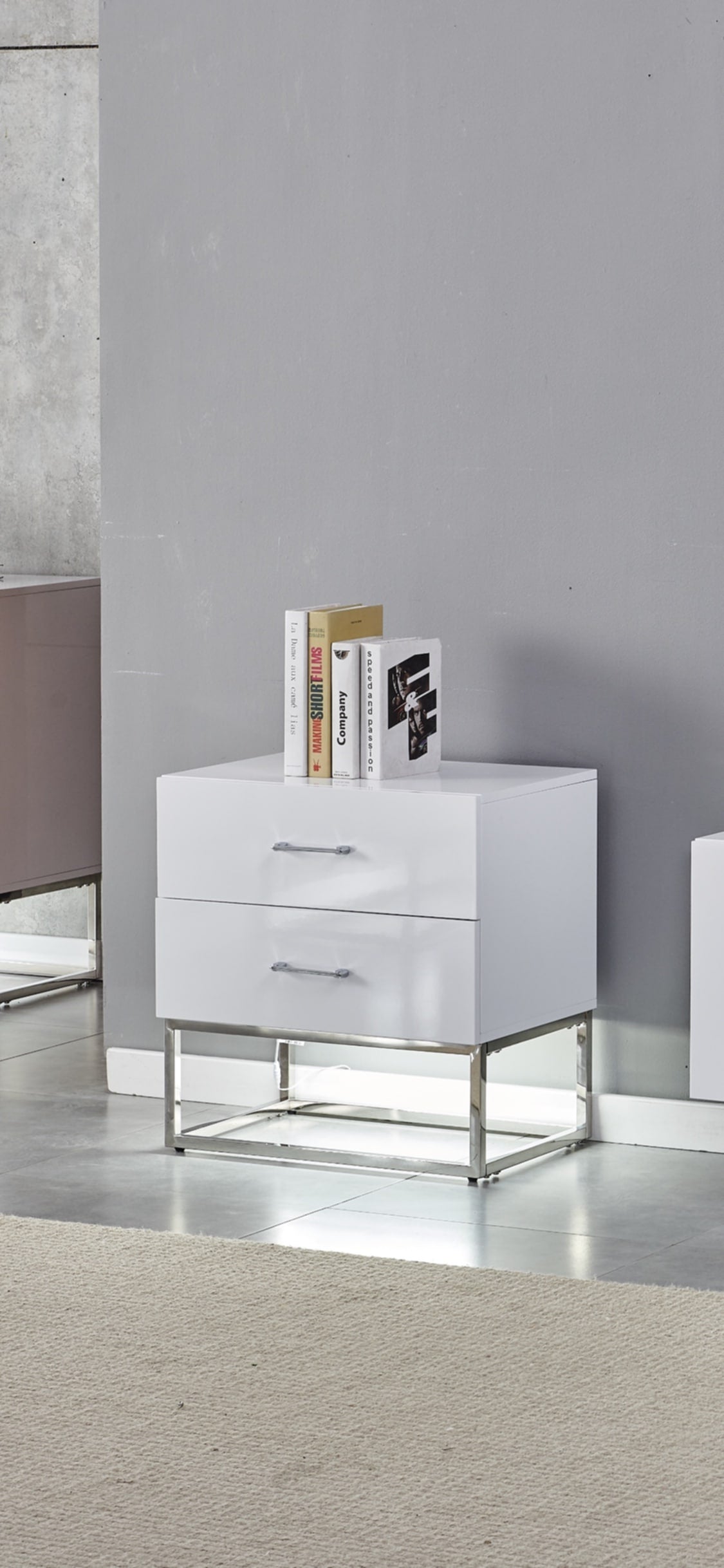 Chevet Alya Bois Laqué avec Finitions Chrome