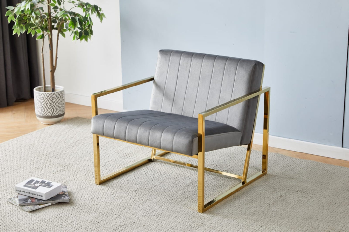 Fauteuil Keny – Tissu Gris et Détails Dorés – Élégance et Confort