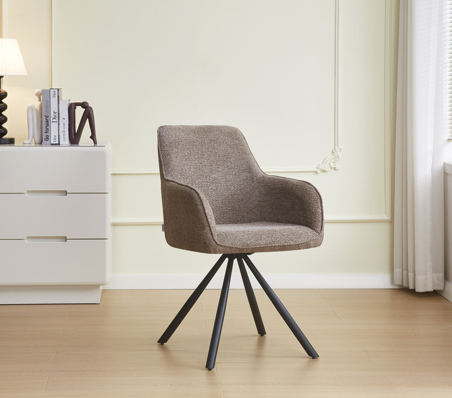 Chaise Lola avec Accoudoirs en Tissu et Pieds Métal Noir – Élégance et Confort