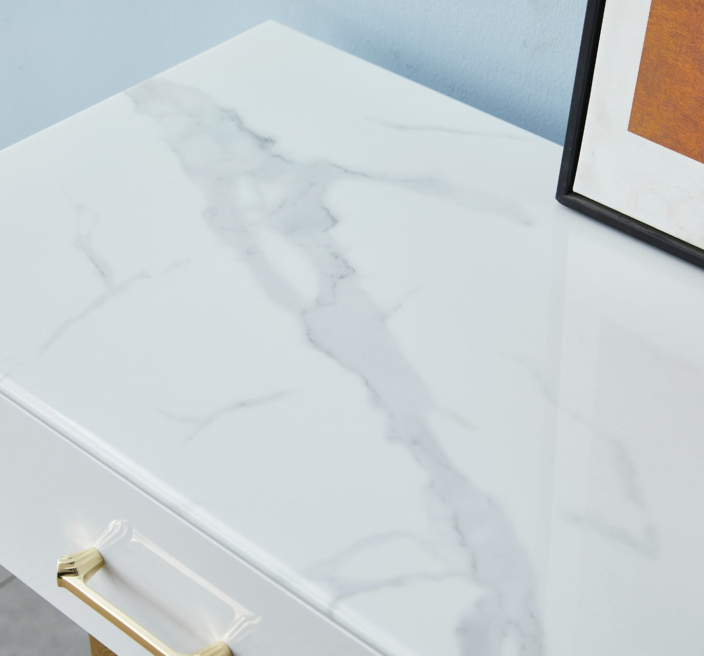 Console Lila avec Pieds Dorés – Élégance et Modernité