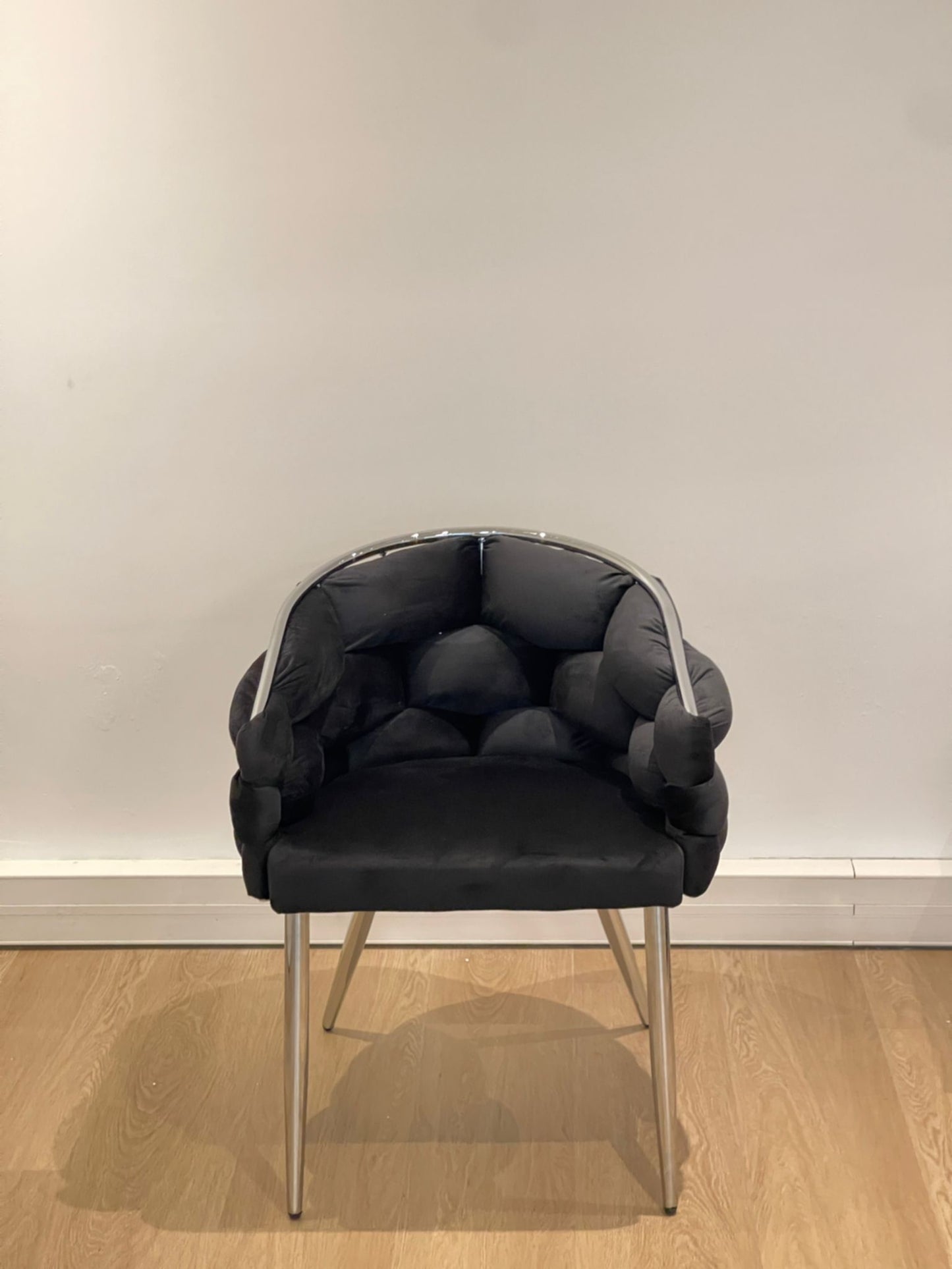 Chaise Ballon en Velours Noir avec Pieds Chromés – Chic et Confort