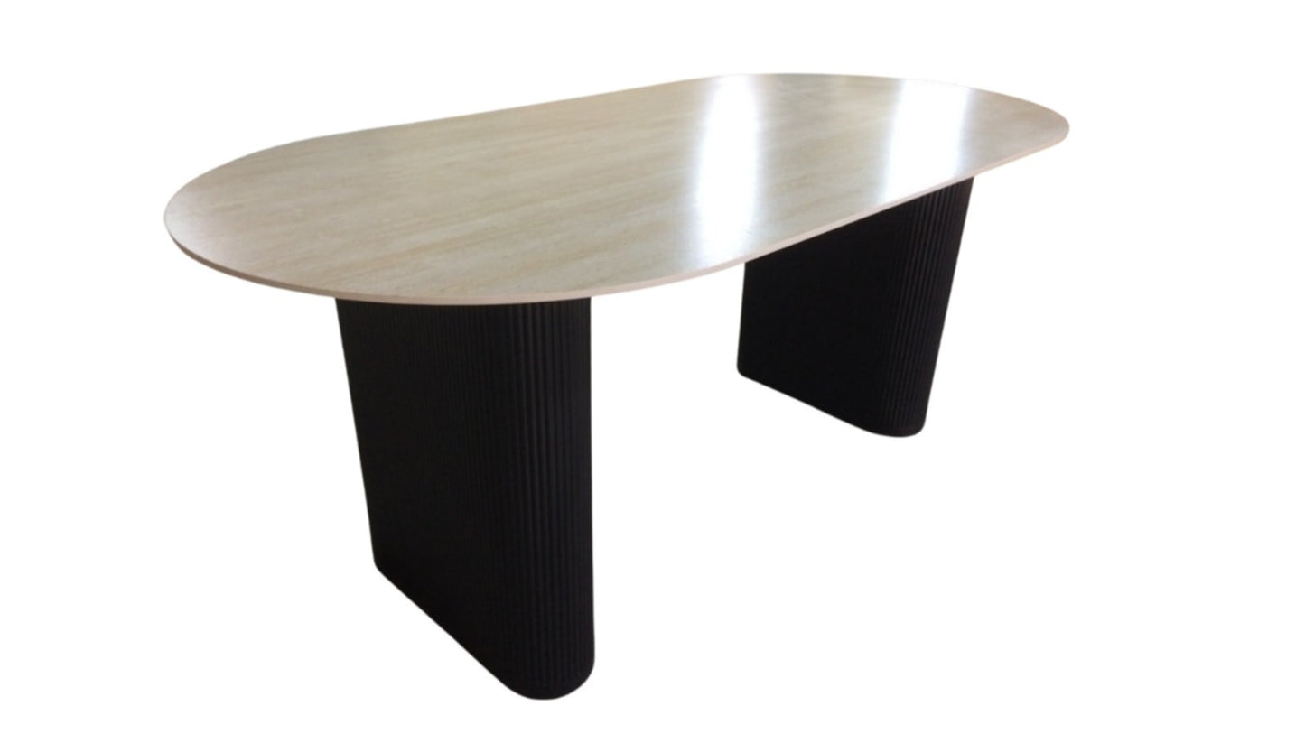Table à manger Selena – Pieds métal noir et plateau céramique travertin mat 180x90 cm