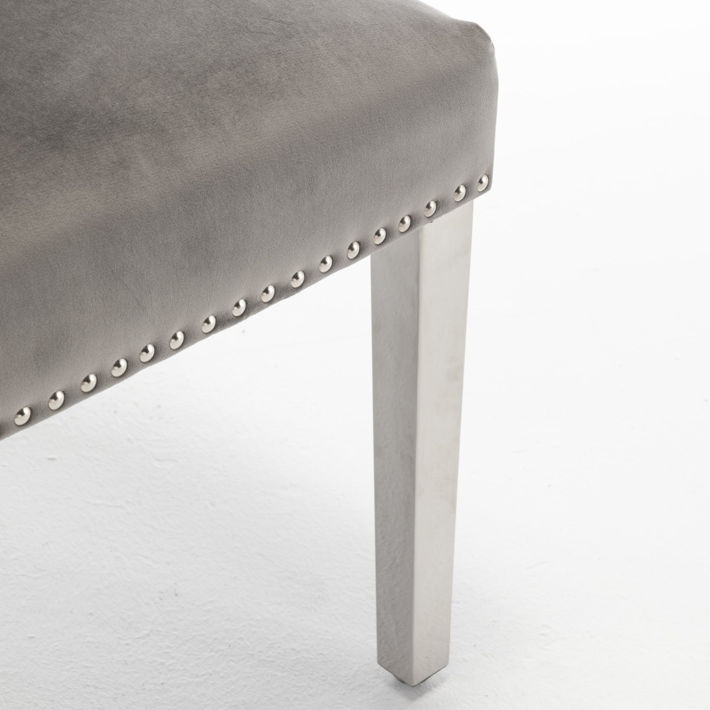 Chaise Anneau Cloutée Matelassée en Velours Anthracite avec Pieds Chromés – Élégance et Confort