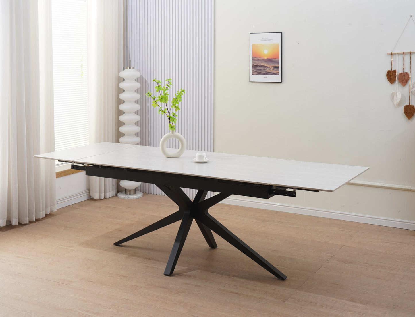 Table de repas extensible Tonia – Pieds métal noir et plateau céramique travertin blanc 180/260x90x76 cm