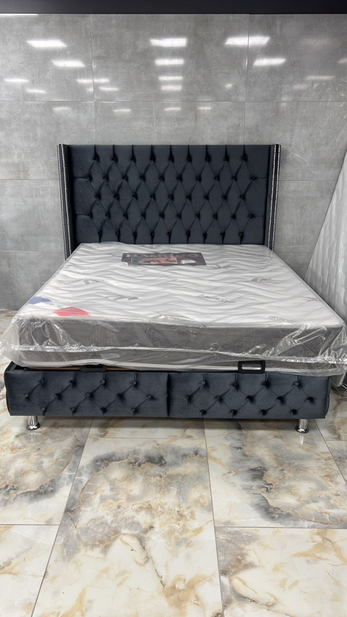 Lit coffre Box Clouté en velours anthracite – Élégance et rangement pratique