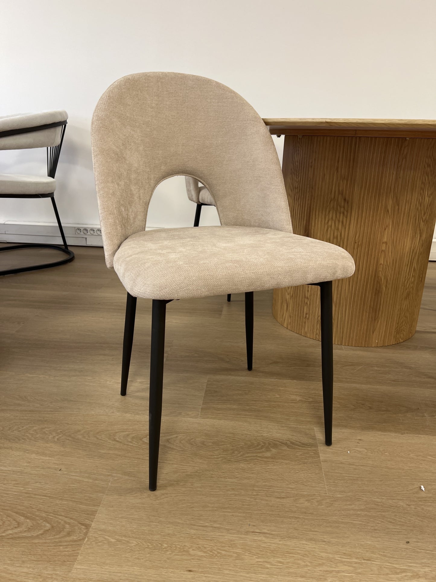 Chaise Teddy en Chenille Moka avec Pieds Métal Noir – Confort et Élégance
