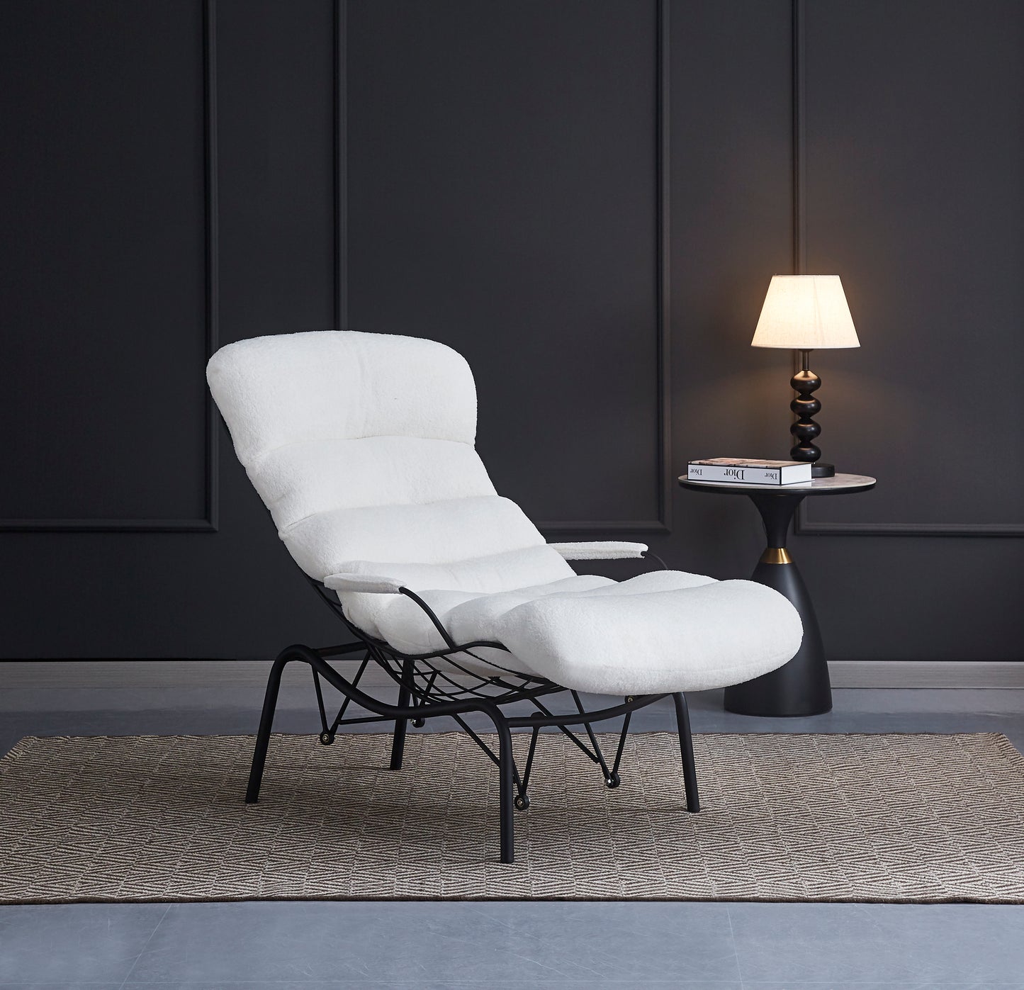 Fauteuil Monic – Structure métal noir et revêtement doudou blanc