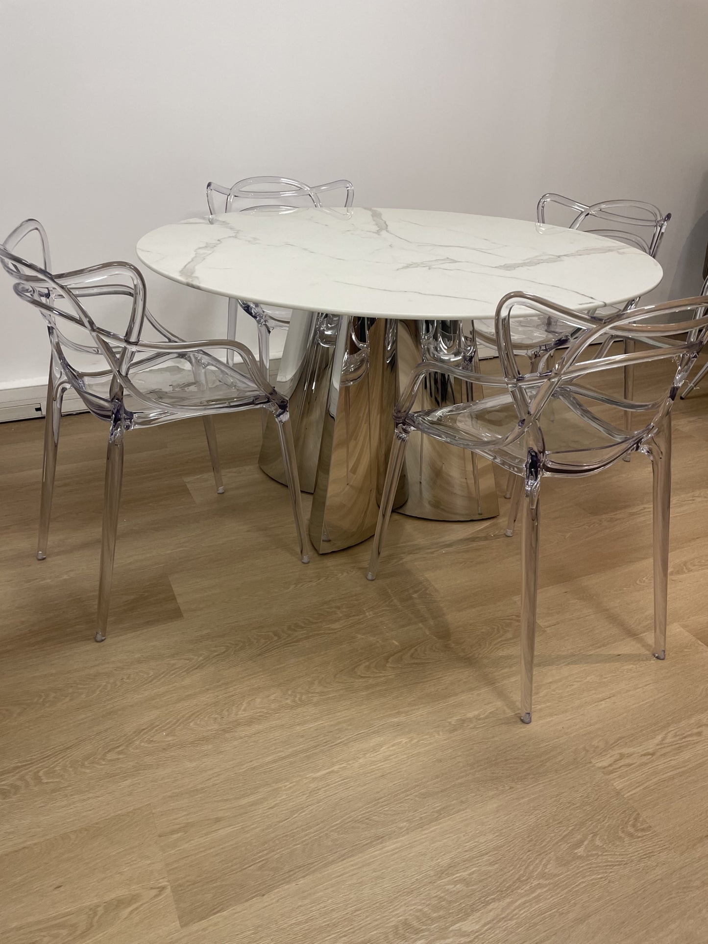 Table Capucine – Pieds chrome et plateau céramique effet marbre blanc 130x75 cm
