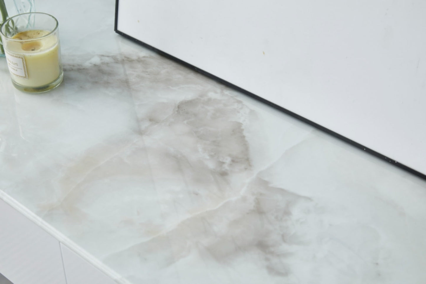 Console Lila avec Pieds Dorés – Élégance et Modernité