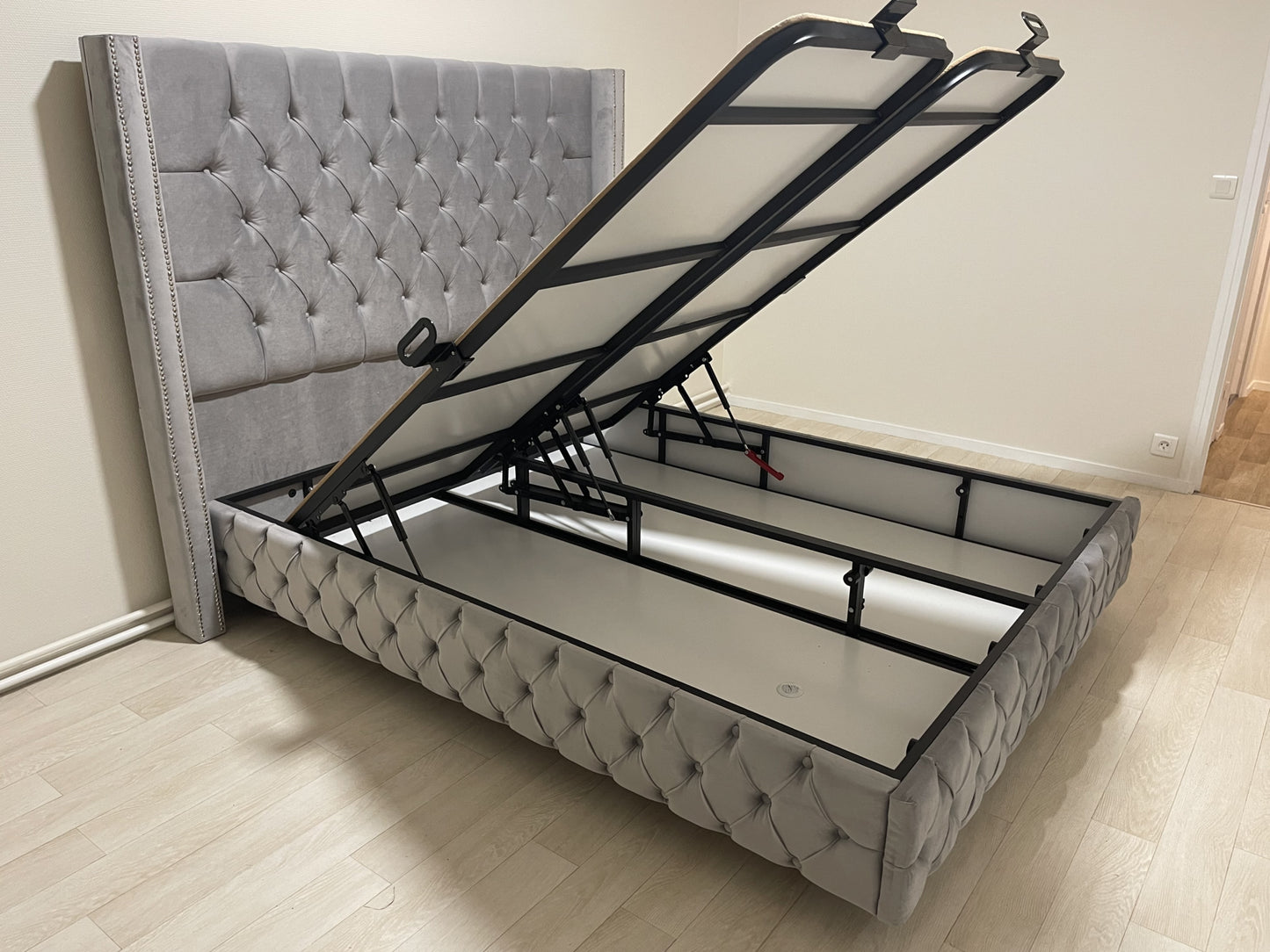 Lit coffre Box clouté gris 140x190 cm – Style et rangement pratique