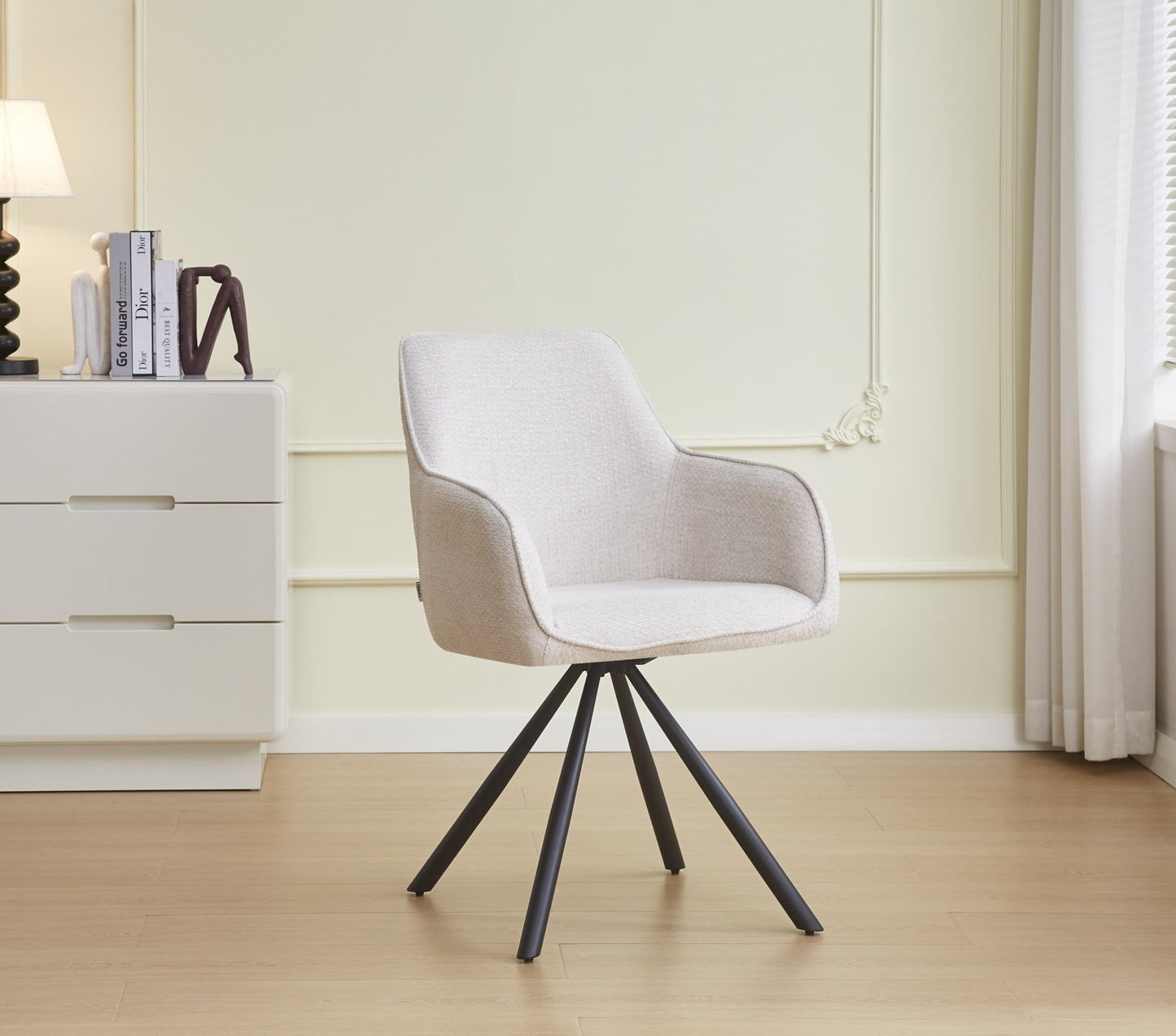 Chaise Lola avec Accoudoirs en Tissu et Pieds Métal Noir – Élégance et Confort