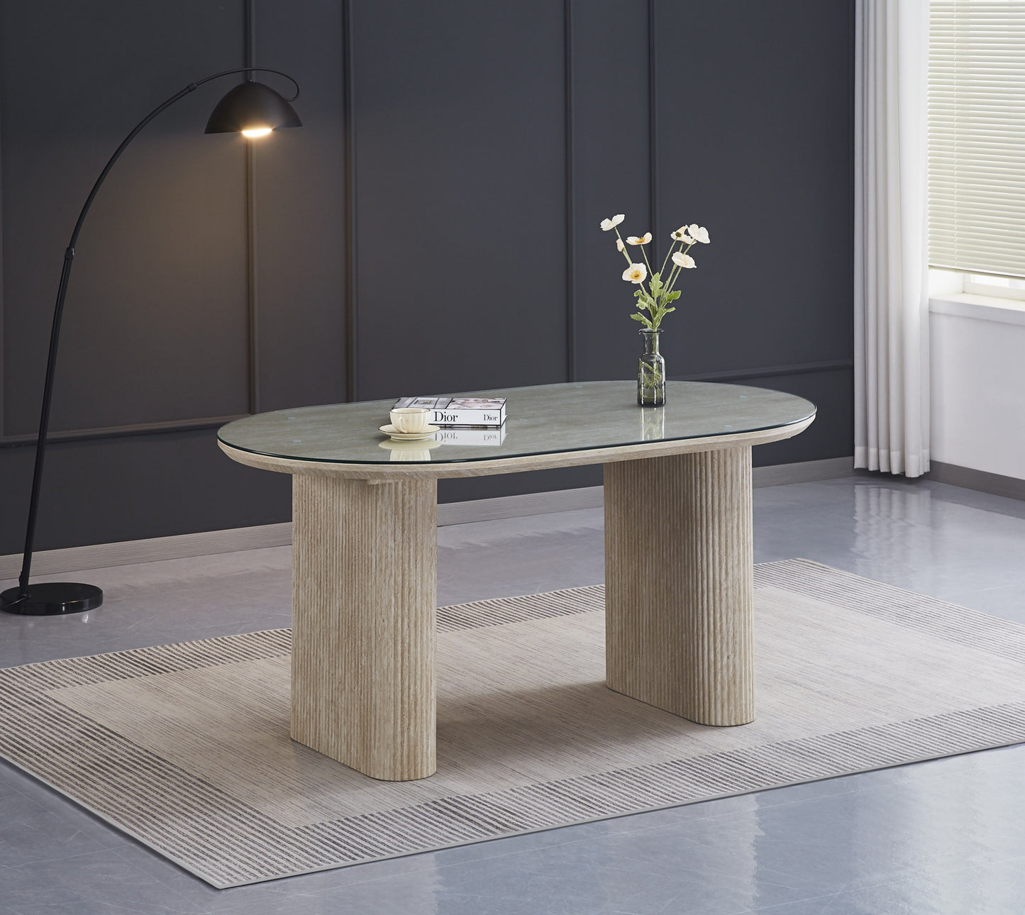 Table à manger Roxy – Pieds effet travertin et plateau transparent 160x90x75 cm
