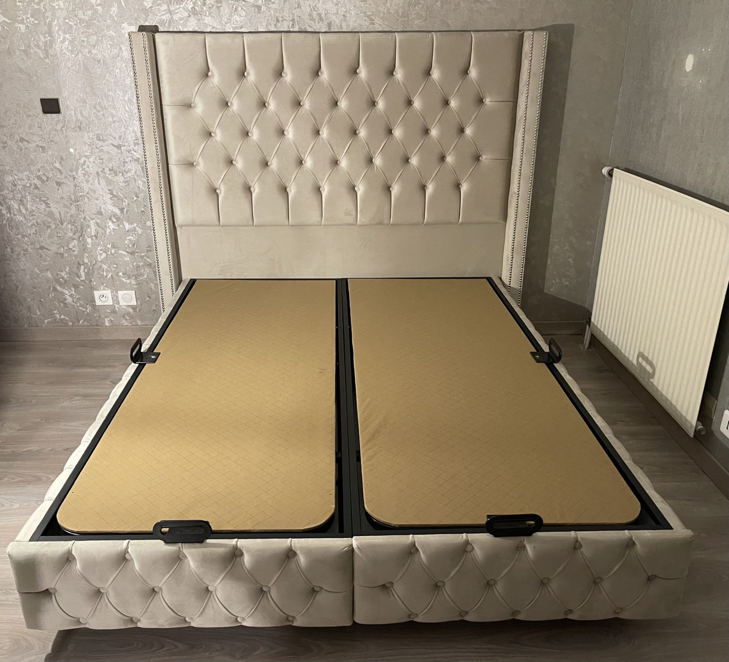 Lit Coffre Clouté – Velours Beige 180x200 cm