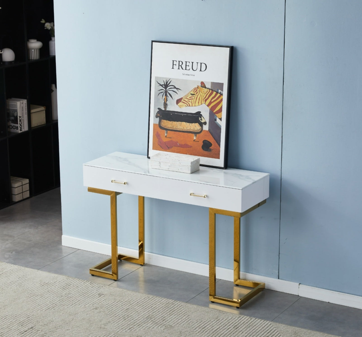 Console Lila avec Pieds Dorés – Élégance et Modernité