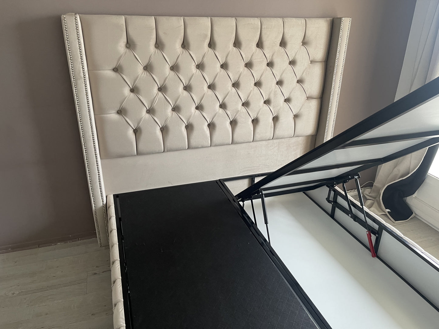 Lit coffre Box Clouté en velours beige 160x200 cm – Élégance et rangement pratique