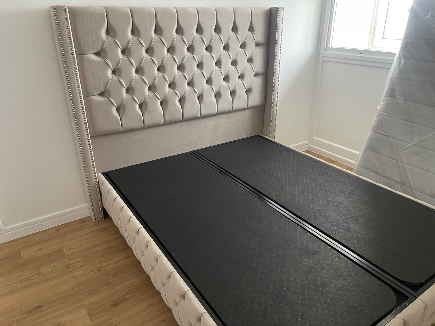 Lit coffre Box Clouté en velours beige 160x200 cm – Élégance et rangement pratique