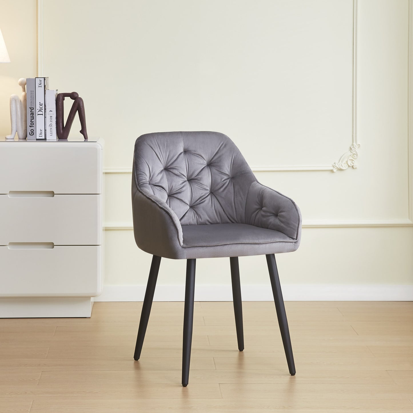 Chaise Jade avec Accoudoirs en Velours et Pieds Métal Noir – Élégance et Confort