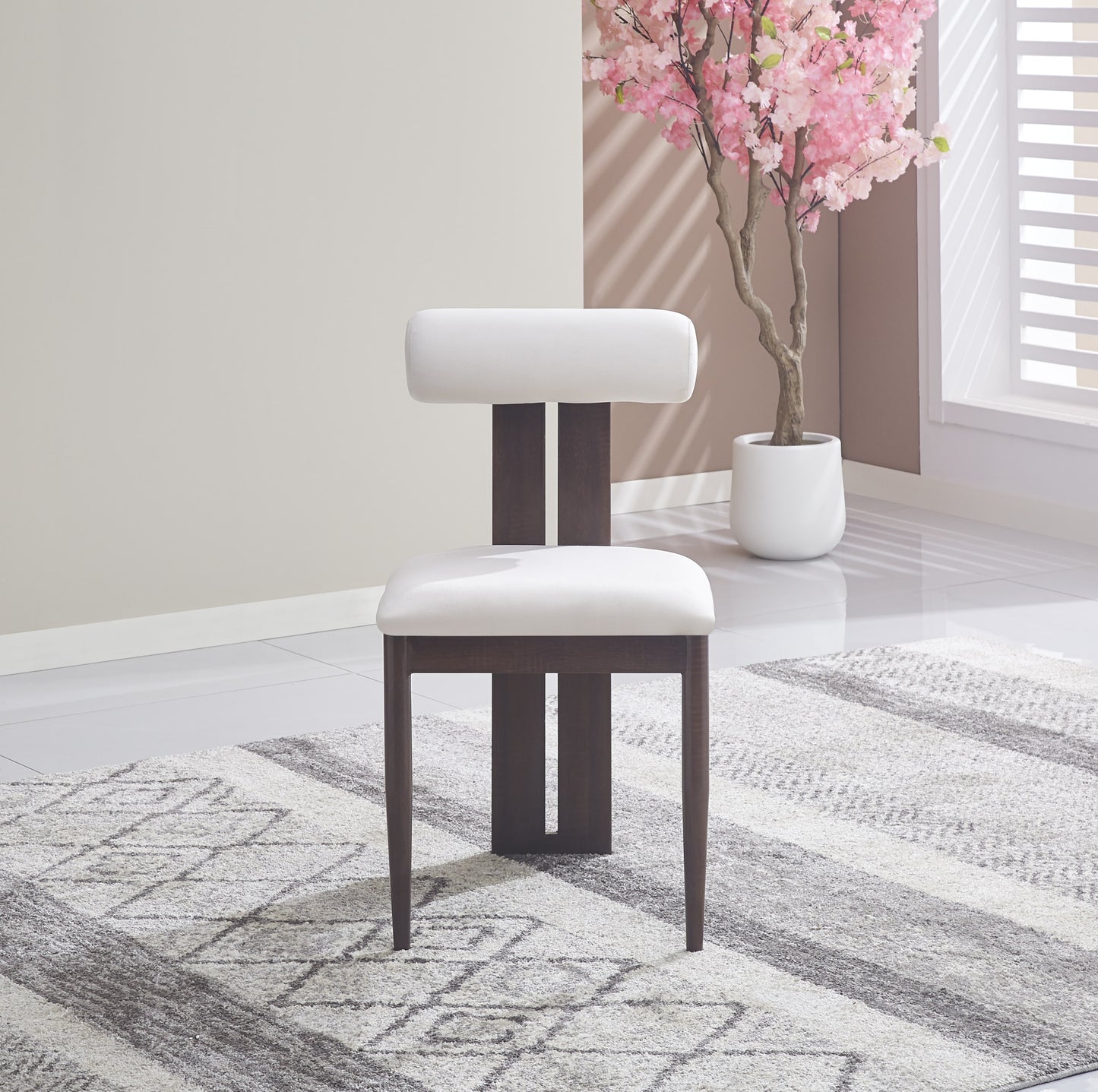 Chaise Tiffany en Velours Beige avec Pieds Effet Bois – Élégance et Confort