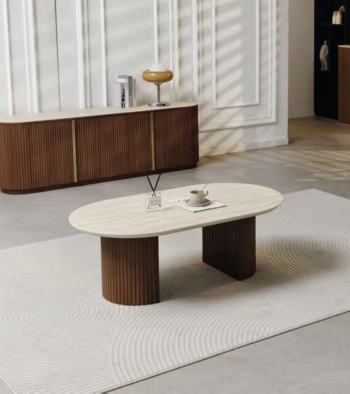 Table Basse Calypso – Plateau Céramique Effet Travertin & Pied Noyer 120 cm