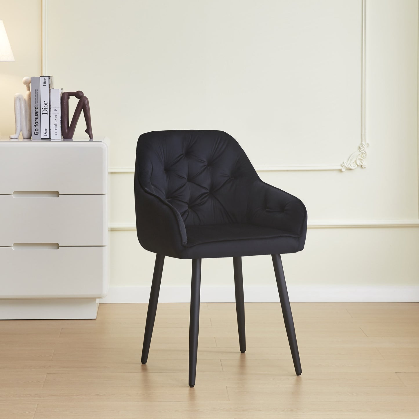 Chaise Jade avec Accoudoirs en Velours et Pieds Métal Noir – Élégance et Confort