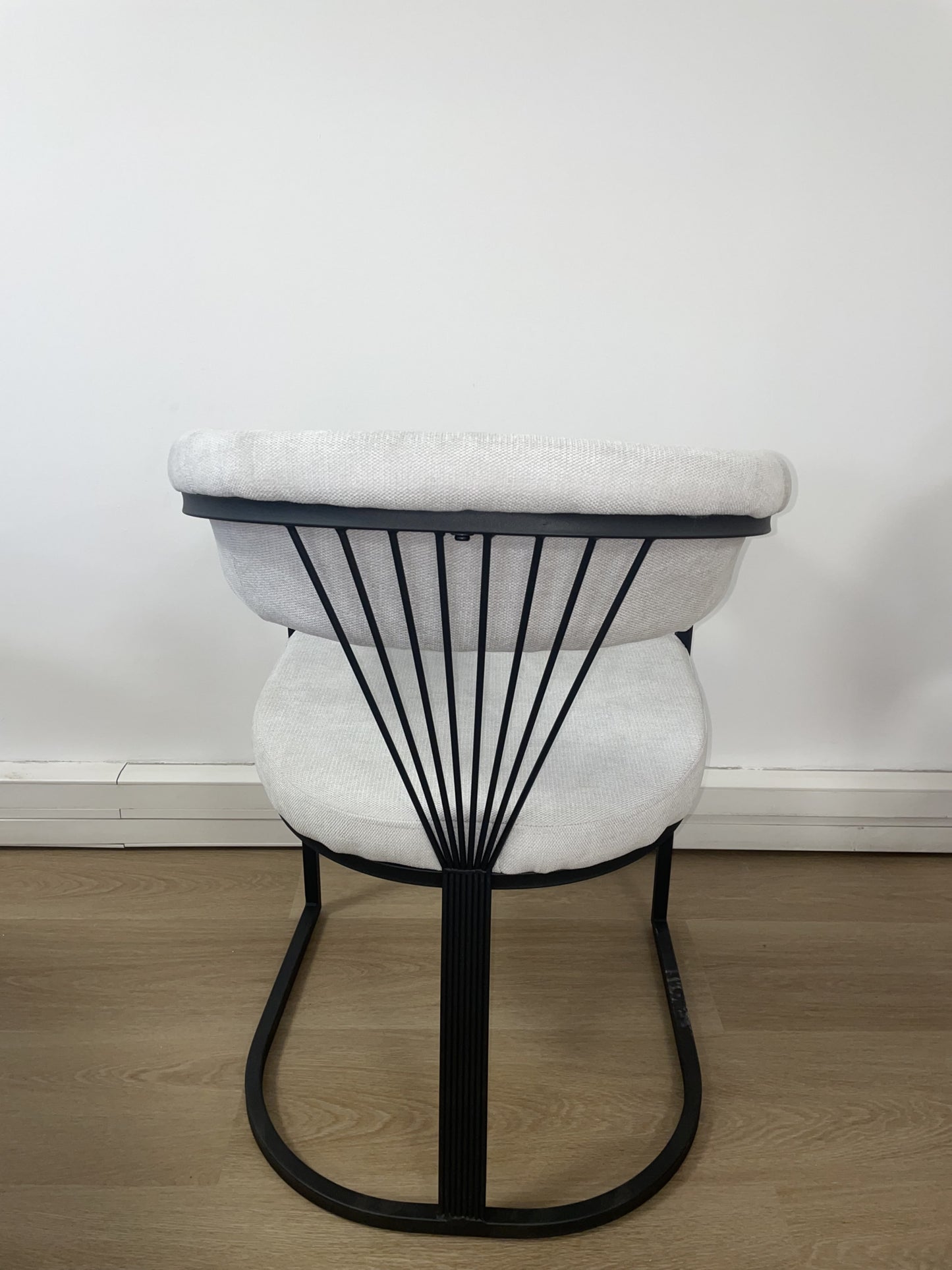 Chaise Brittany avec Accoudoirs en Tissu Serge Gris et Pieds Métal Noir – Confort et Élégance