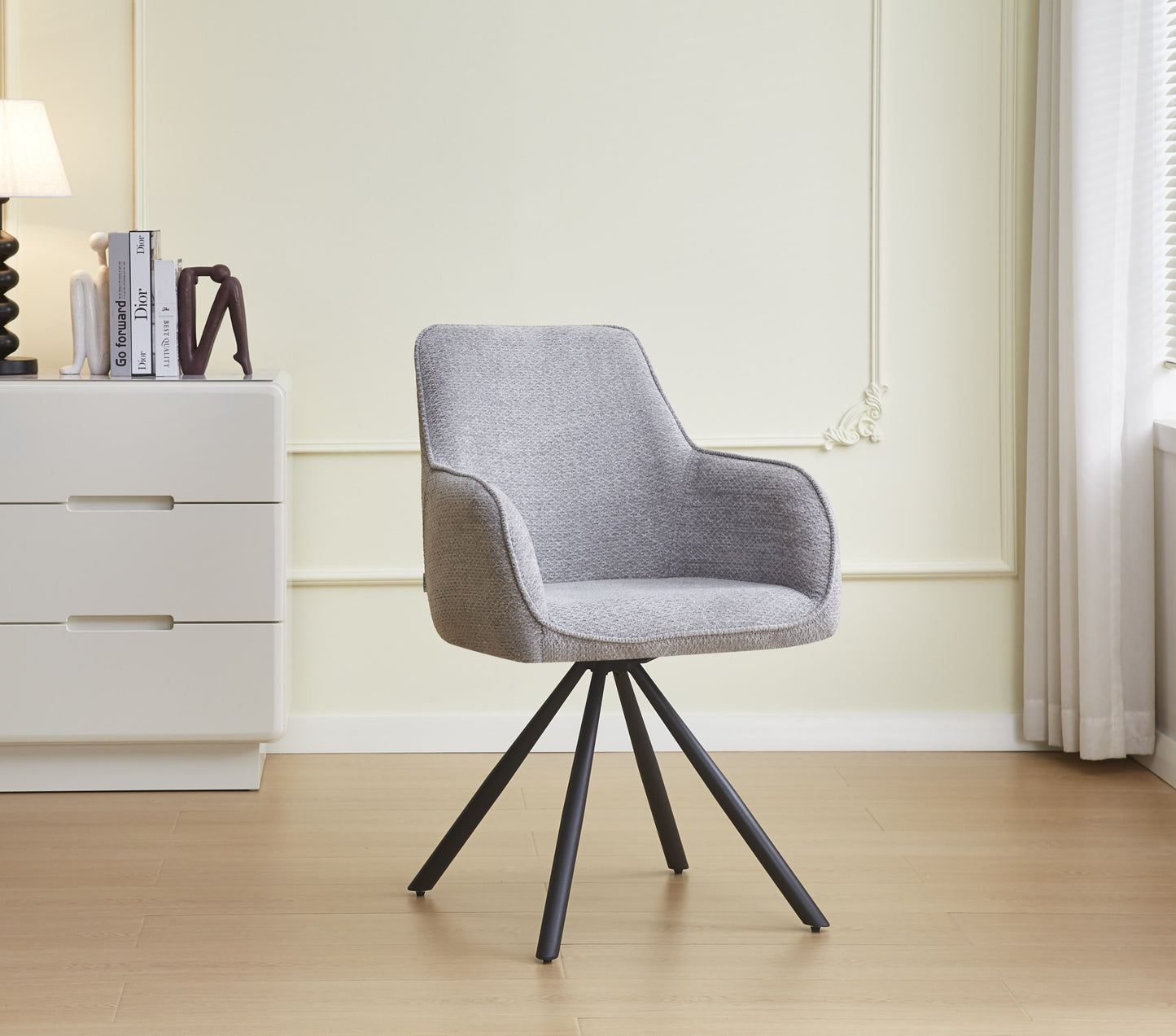 Chaise Lola avec Accoudoirs en Tissu Gris et Pieds Métal Noir – Confort et Style