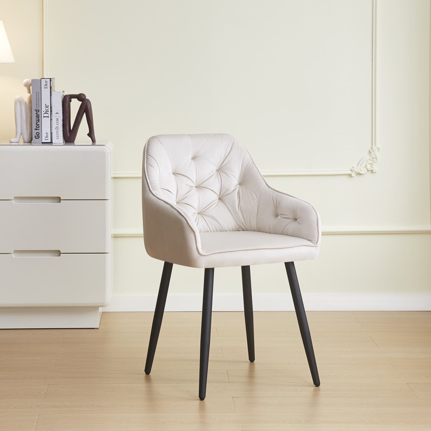 Chaise Jade avec Accoudoirs en Velours et Pieds Métal Noir – Élégance et Confort