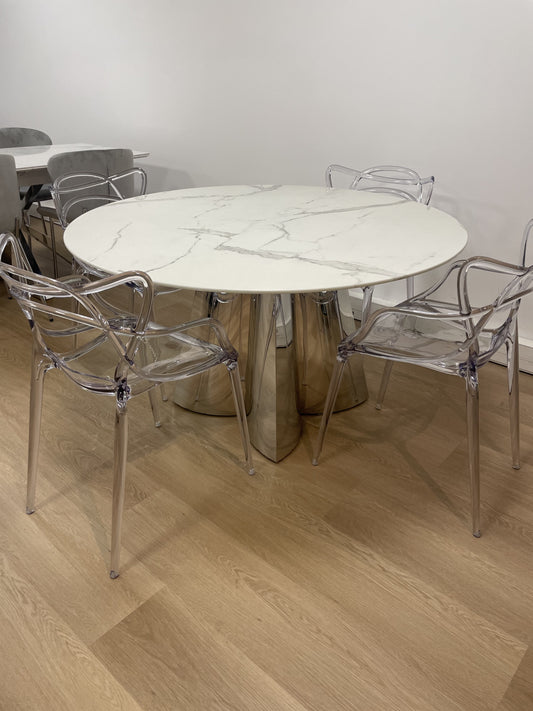 Table Capucine – Pieds chrome et plateau céramique effet marbre blanc 130x75 cm