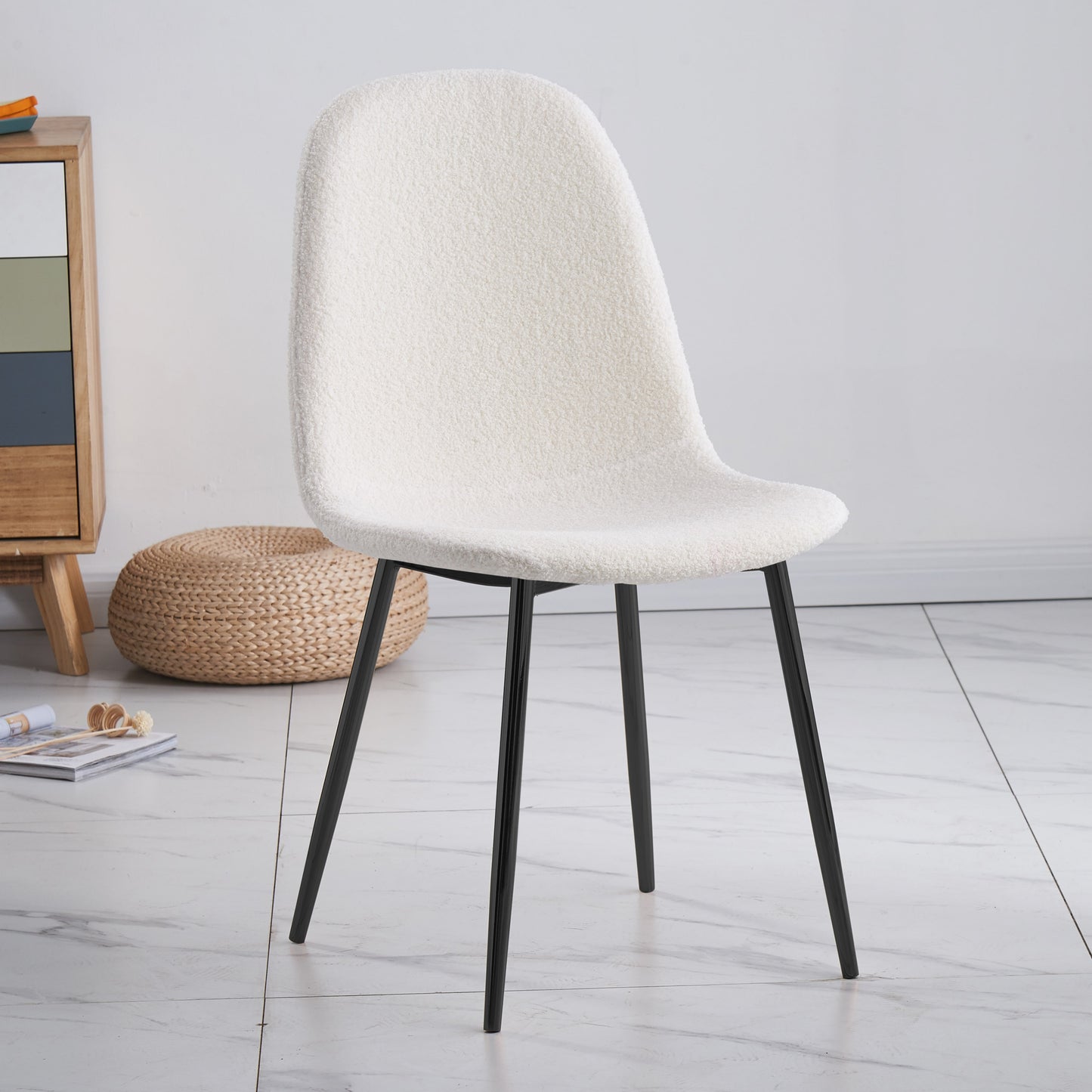 Chaise Scandinave Molletonnée en Tissu Doudou avec Pieds Noirs – Confort et Style