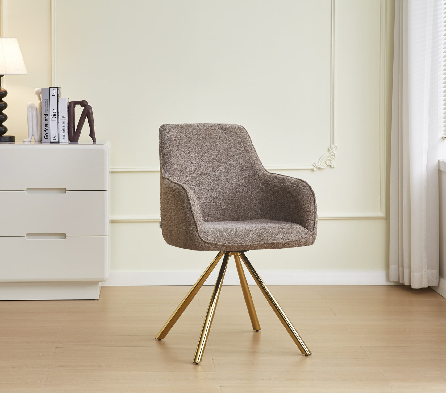 Chaise Lola avec Accoudoirs en Tissu et Pieds Dorés – Élégance et Confort