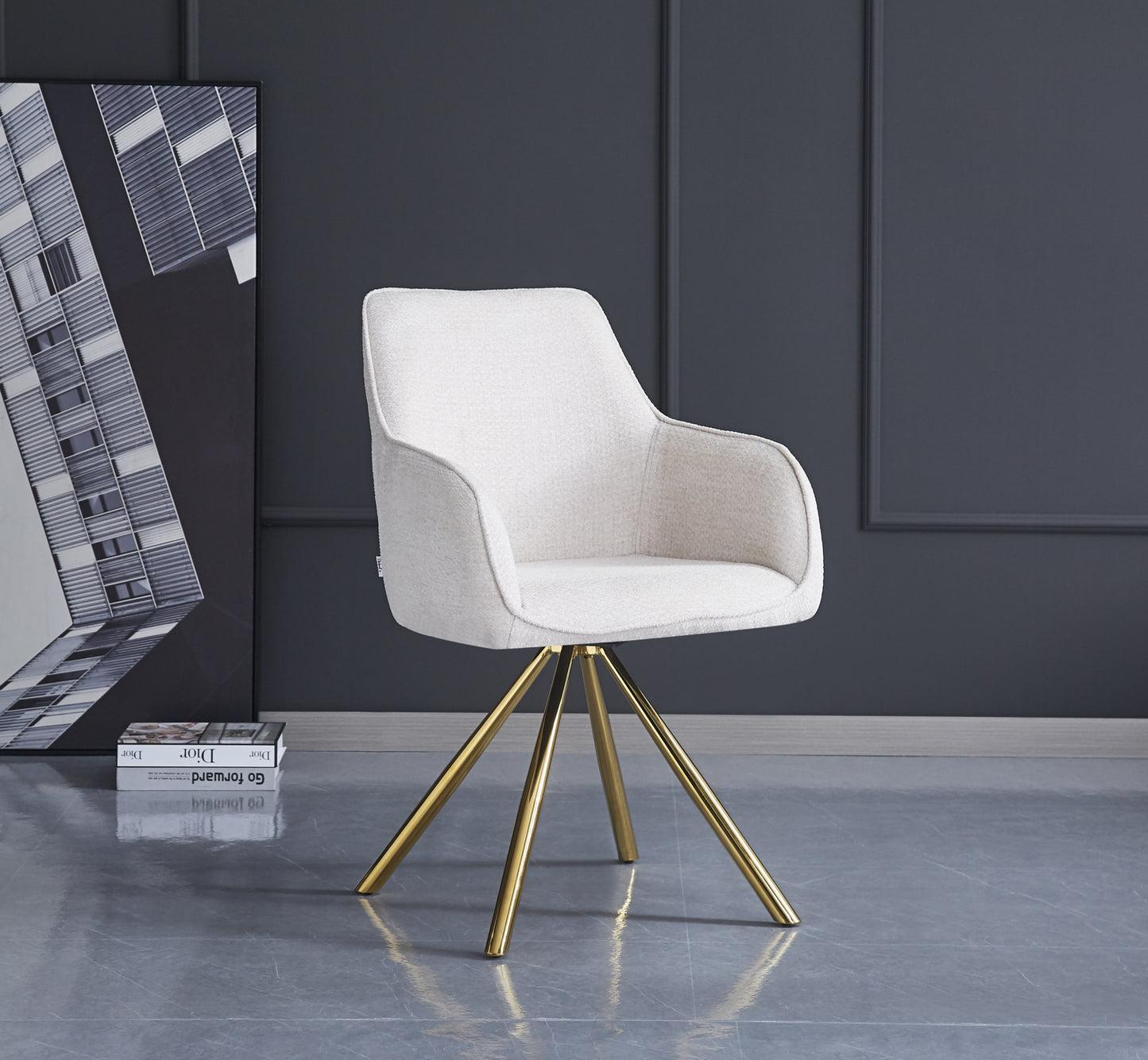 Chaise Lola avec Accoudoirs en Tissu Écru et Pieds Dorés – Confort et Élégance