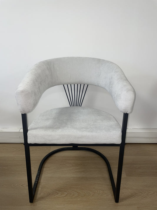 Chaise Brittany avec Accoudoirs en Tissu Serge Gris et Pieds Métal Noir – Confort et Élégance