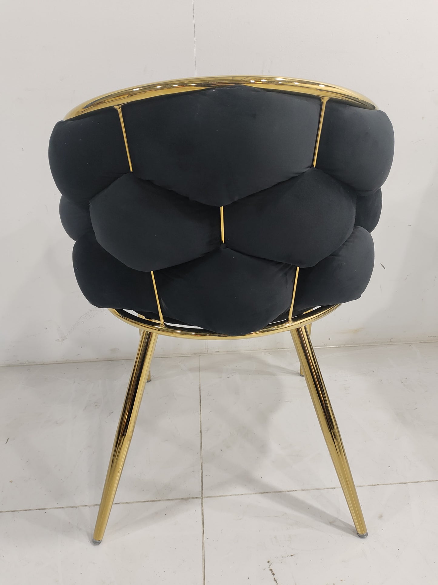 Chaise Ballon en Velours Noir avec Pieds Dorés – Élégance Moderne