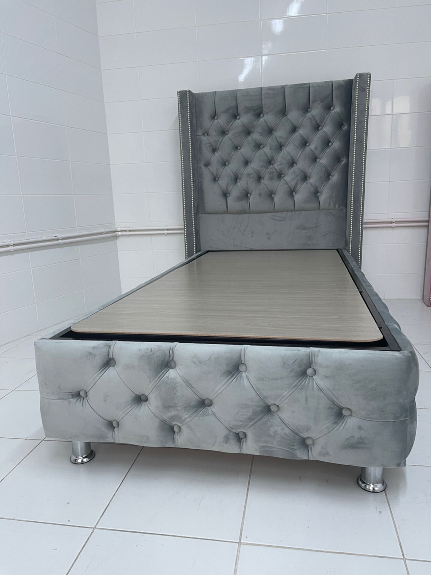 Lit Coffre Cloute Box – Velours Gris 90x190 cm